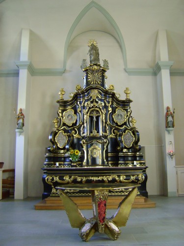 Marly église St Pierre-et-Paul autel.JPG