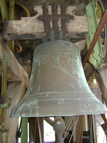 Abbaye de St Maurice - une des anciennes cloches à la volée.JPG
