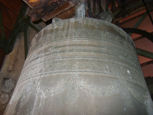 Vuiteboeuf - temple - grande cloche.JPG